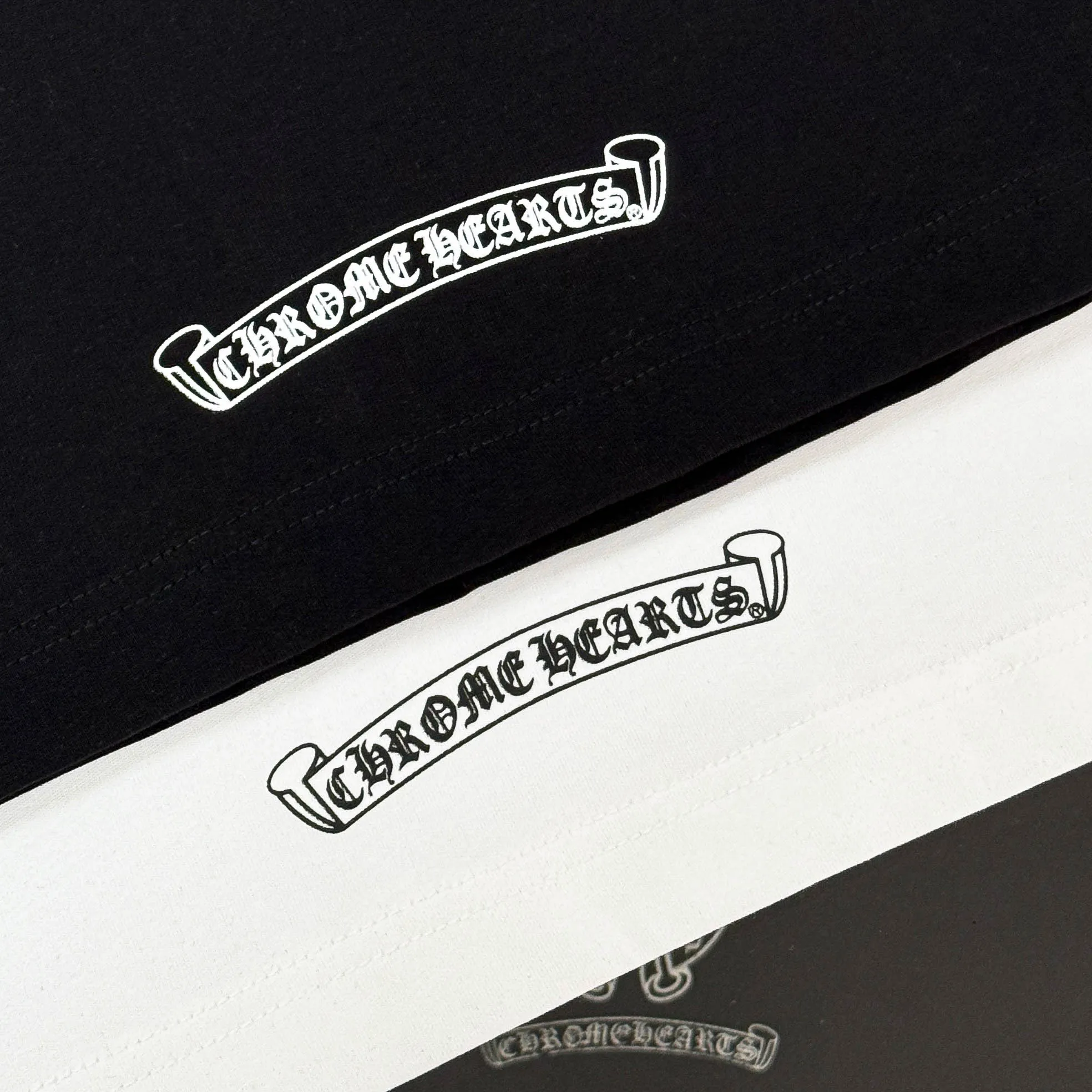 P170 Chrome Hearts Chrome Hearts 25 high version. The fabric is made of 300g high-density pure cotton. It does not deform or shrink. It has three labels. It is the same style for men and women. Technology: Gradient digital printing. Color: White. Black. SIZE: S-XL.